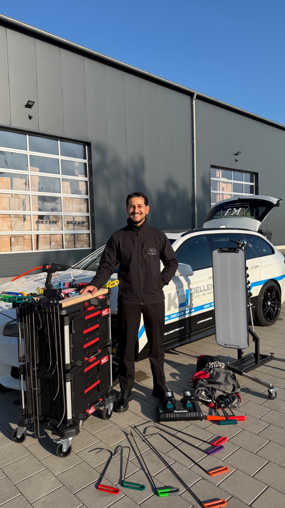 Kevin mit seinem Werkzeug und dem Firmenfahrzeug von KJ Dellentechnik